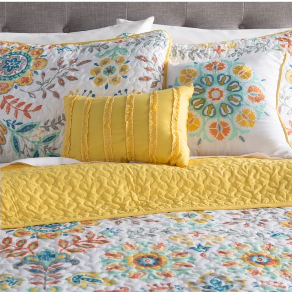 Maxeys Reversible Coverlet Set